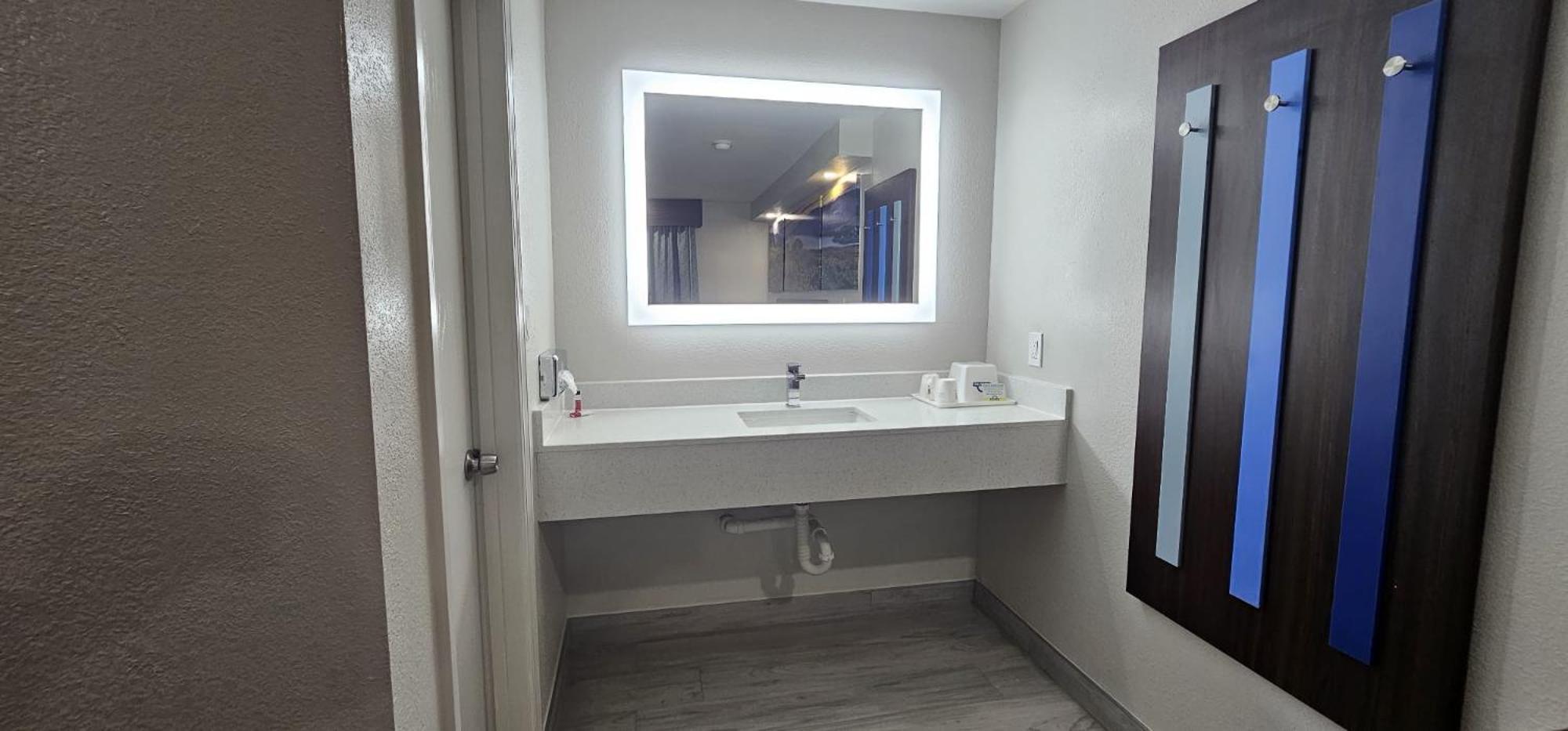 Days Inn By Wyndham Indianapolis East Post Road Екстериор снимка
