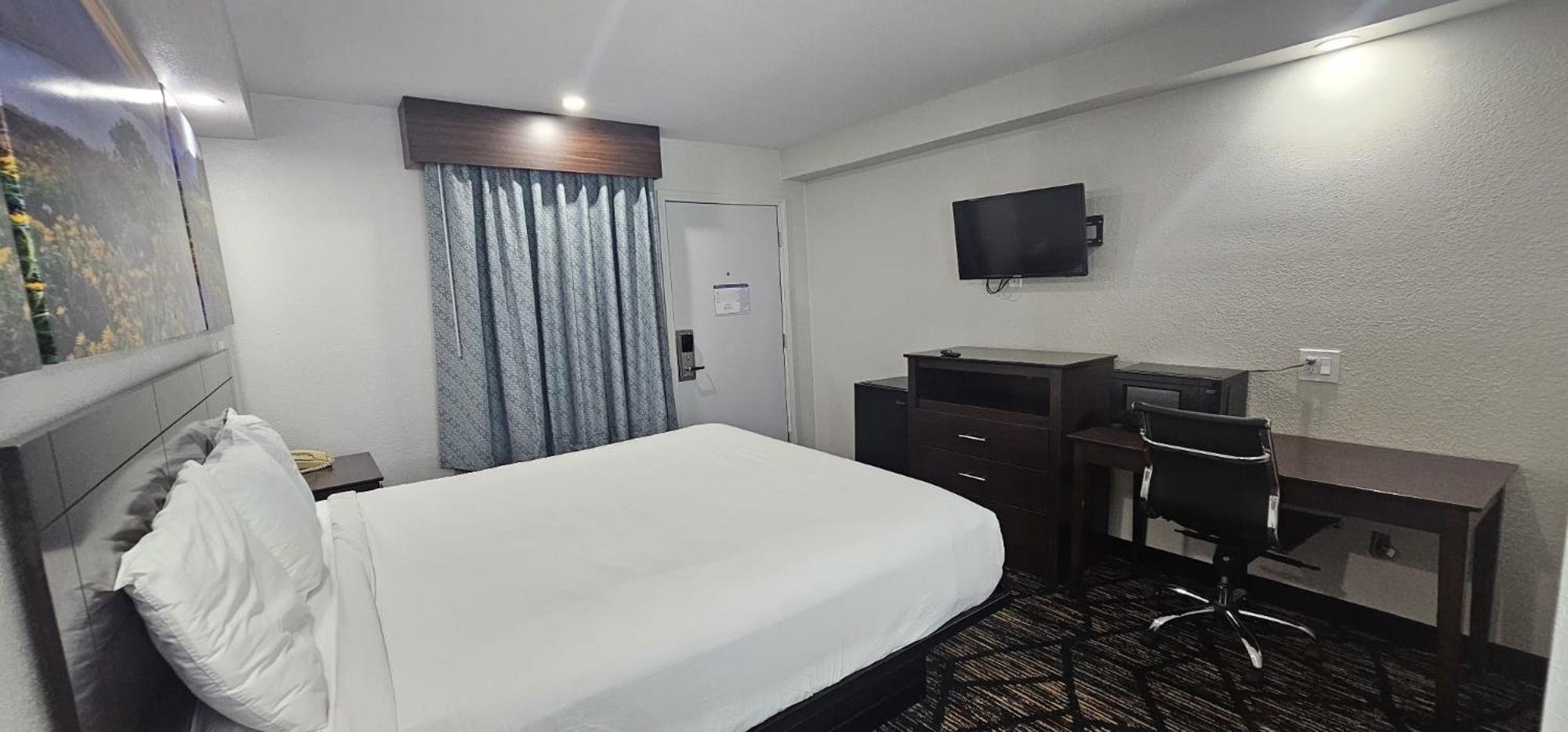 Days Inn By Wyndham Indianapolis East Post Road Екстериор снимка