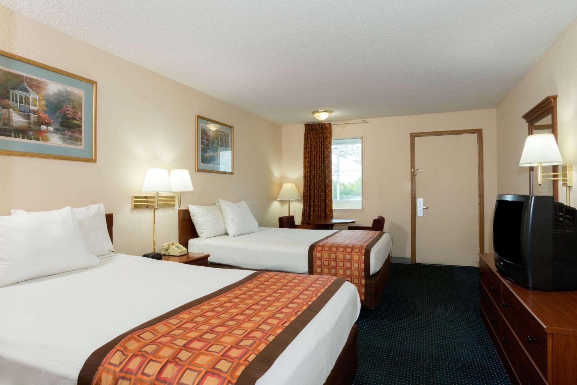 Days Inn By Wyndham Indianapolis East Post Road Екстериор снимка